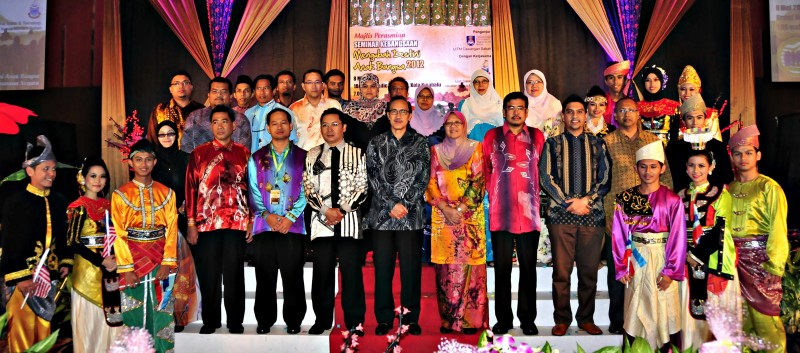 Datuk Masidi Manjun together with the seminar participants