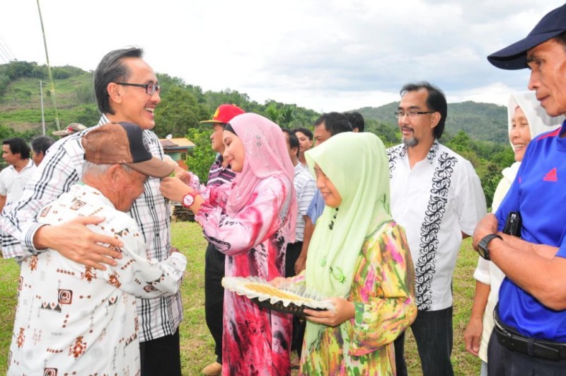 Datuk Masidi together with the local community