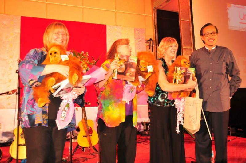 Musical performance by Cathy Fink , Marcy Marxer dan Barbara Lamb