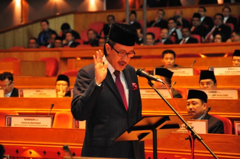 Datuk Masidi Manjun taking his oaths