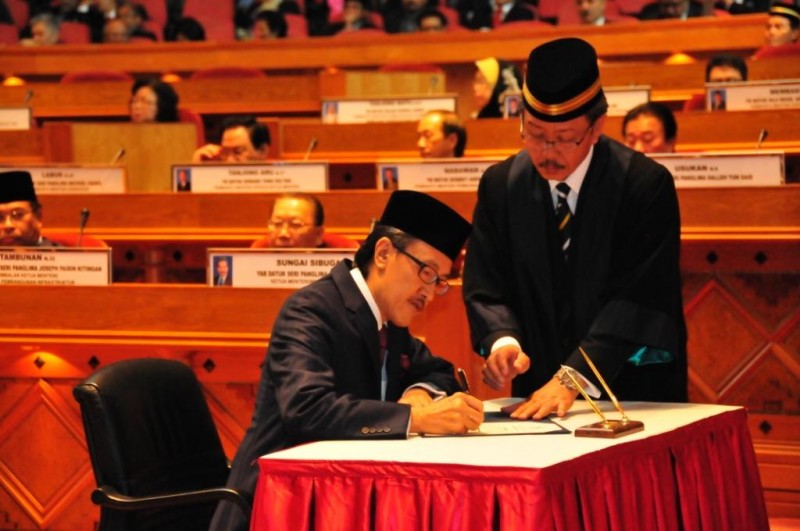 Datuk Masidi Manjun taking his oaths