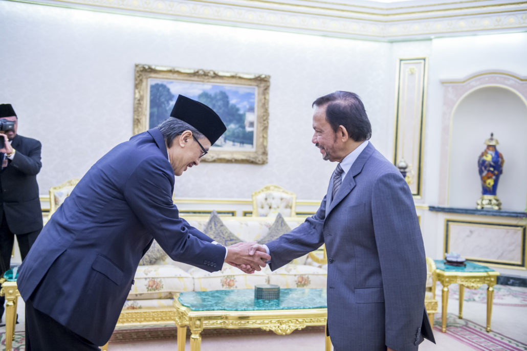 KEBAWAH Duli Yang Maha Mulia Paduka Seri Baginda Sultan Haji Hassanal Bolkiah Mu'izzaddin Waddaulah Ibni Al-Marhum Sultan Haji Omar 'Ali Saifuddien Sa'adul Khairi Waddien, Sultan dan Yang Di-Pertuan Negara Brunei Darussalam berkenan menerima mengadap Menteri Pelancongan, Kebudayaan dan Alam Sekitar Negeri Sabah Malaysia, Yang Berhormat Datuk Seri Panglima Haji Masidi Manjun berlangsung di Istana Nurul Iman