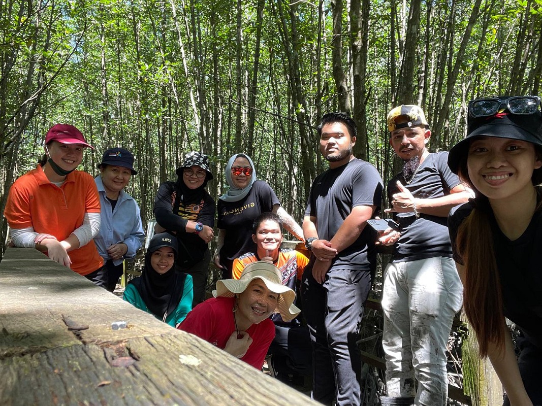 “Jalan-Jalan Pungut Sampah” Mangrove Swamp Edition – Ministry of ...